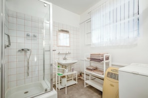 Een douche, handdoeken