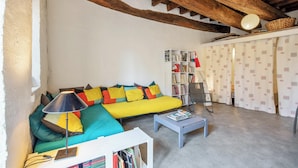 Living area - Homerez - Charming Studio in Villeneuve, 45m², balcony (Villeneuve-lès-Avignon)