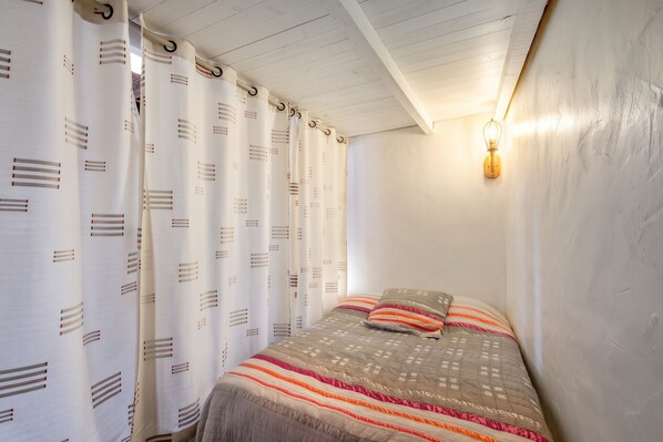 Double bed - Homerez - Charming Studio in Villeneuve, 45m², balcony (Villeneuve-lès-Avignon)