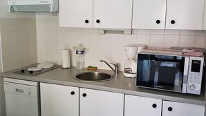 Réfrigérateur, four à micro-ondes, un four, surface de cuisson