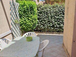 Outdoor dining - Cozy Pavilion for 4 with Terrace, Parking, and Near Beach in Argelès-sur-Mer (Argelès-sur-Mer)