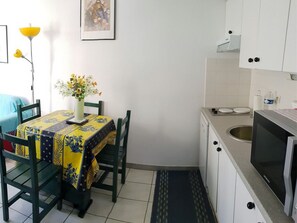 Dining - Cozy Pavilion for 4 with Terrace, Parking, and Near Beach in Argelès-sur-Mer (Argelès-sur-Mer)