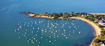 Homerez - Charming House in Ambon + Enclosed Garden