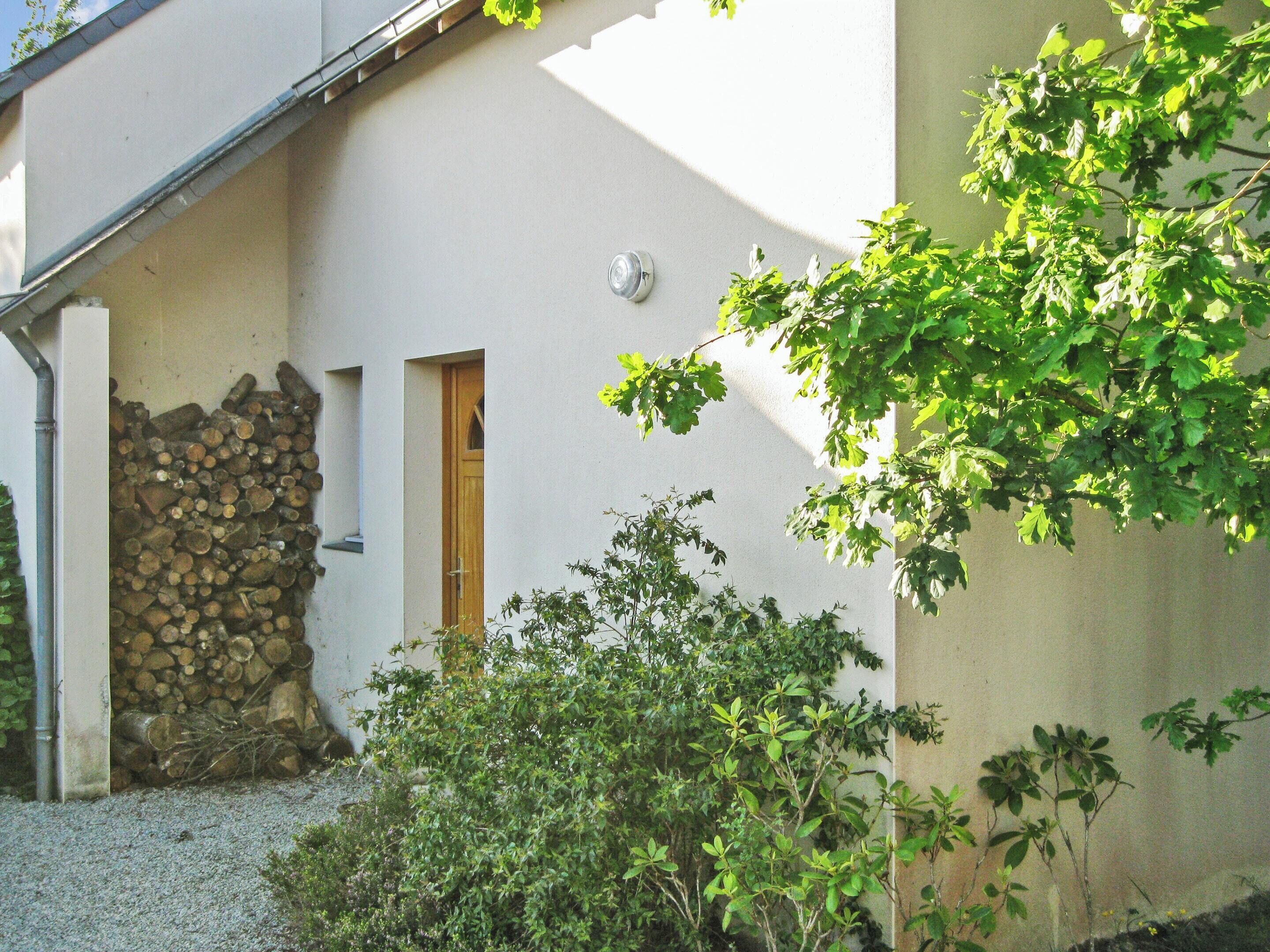 Ein Gebäude mit einer Steinwand, einer Holztür und einem kleinen Fenster.