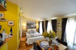 Iron/ironing board, free WiFi, bed sheets