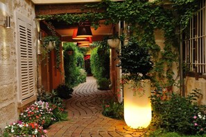 Exterior detail - A5DF Moonshine (París)