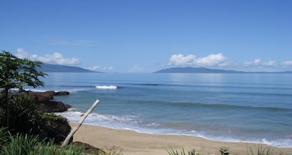 HUT GITE TI CASE PIED DANS L'EAU PRESQU'ILE AMBATO FACE NOSY BÉ ET NOSY KOMBA