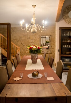 Dining room - Homerez - Spacious House in Cabariot, 180m², Garden (Cabariot)
