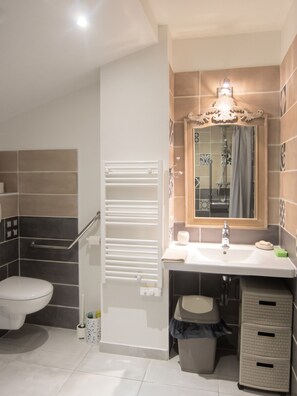 Bathroom - Homerez - Spacious House in Cabariot, 180m², Garden (Cabariot)