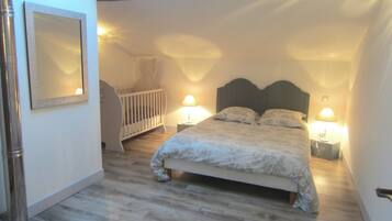 4 Schlafzimmer, Bügeleisen/Bügelbrett, Reisekinderbett, kostenloses WLAN