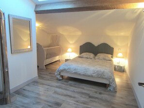 4 Schlafzimmer, Bügeleisen/Bügelbrett, Reisekinderbett, kostenloses WLAN