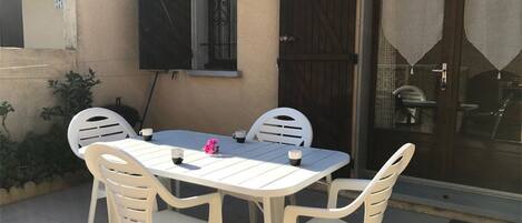 تناول الطعام بالخارج