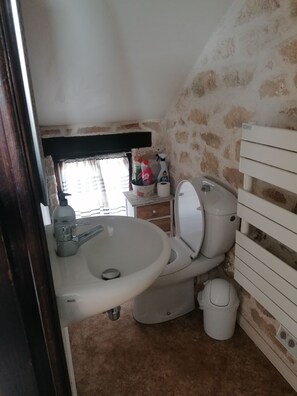 Dusj, hårføner, håndklær og såpe