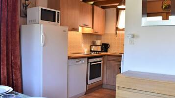 Refrigerador, microondas, horno, placa de cocina