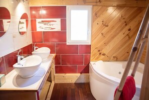 Bathtub, towels