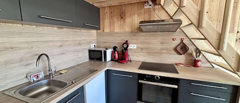 Mikrowelle, Geschirrspüler, Wasserkocher mit Kaffee-/Teezubehör, Toaster