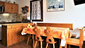 Dining - Comfortable ski-in/ski-out apartment with balcony - 6 people, 2 rooms (Auris)