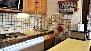Fridge, microwave, oven, dishwasher - Comfortable ski-in/ski-out apartment with balcony - 6 people, 2 rooms (Auris)