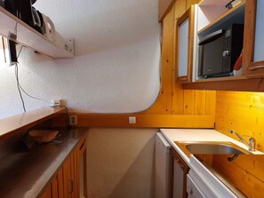 Fridge, microwave, dishwasher, coffee/tea maker