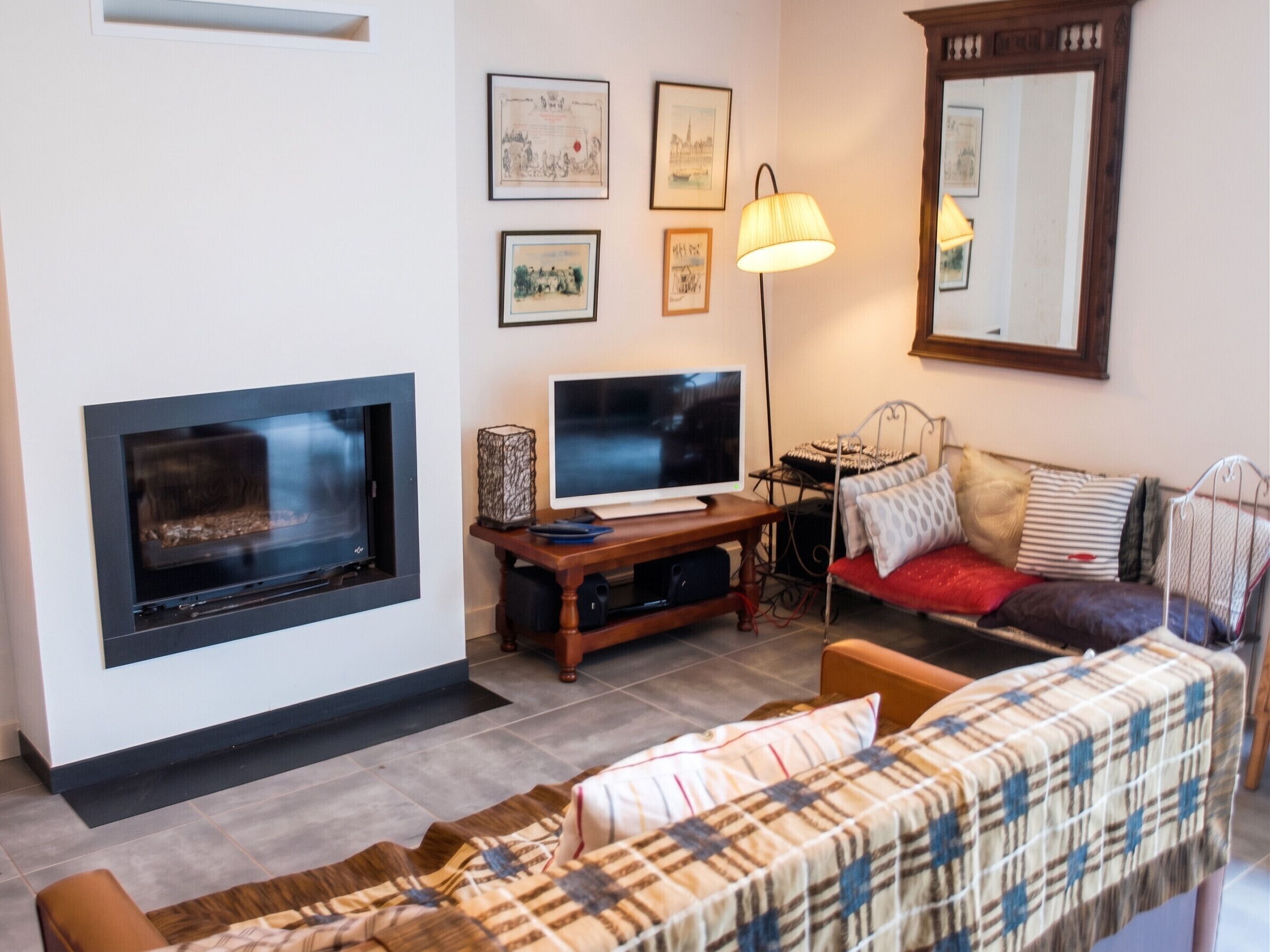 Televisión, chimenea y estéreo 