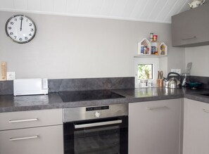 Coffee/tea maker, fridge, oven, stovetop