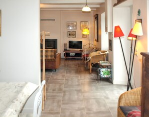 TV, caminetto, impianto stereo