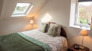 2 soverom, strykejern/-brett, reiseseng for barn og sengetøy