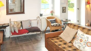 Televisie, een open haard en een stereo