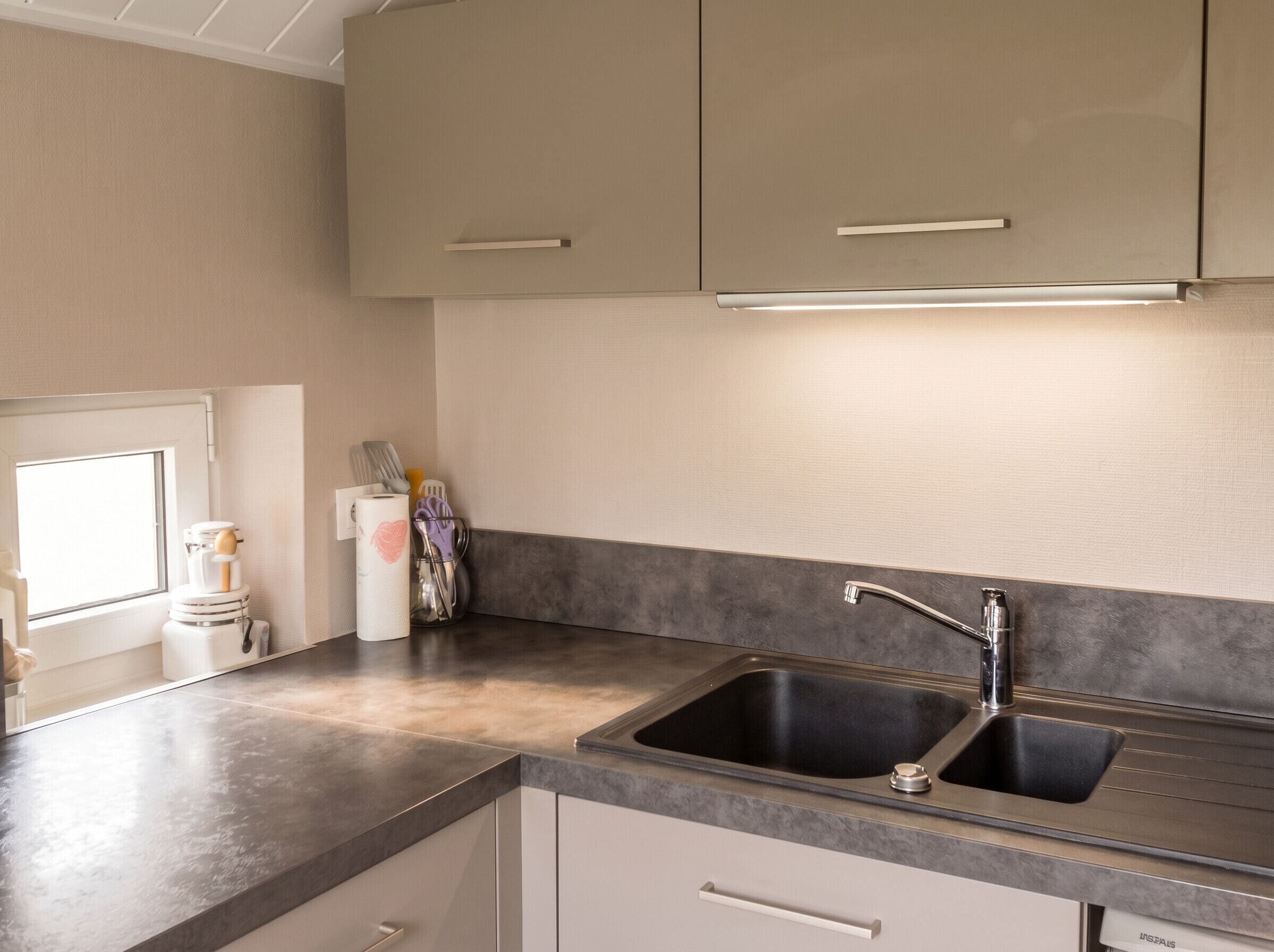 Wasserkocher mit Kaffee-/Teezubehör, Kühlschrank, Ofen, Herdplatte