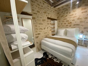1 quarto, cofres nos quartos, ferros/tábuas de passar roupa