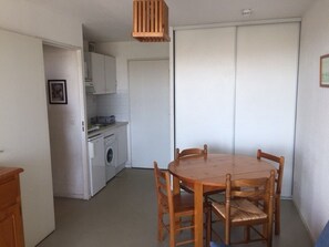 Dining - 1BR Apartment for 4, beach 20m, parking, washing machine (Port Barcarès)