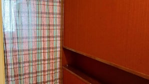 A room with a plaid curtain and a wooden cabinet with shelves. - Cozy studio for 2 in Tignes, pets allowed, at the foot of slopes (Tignes)
