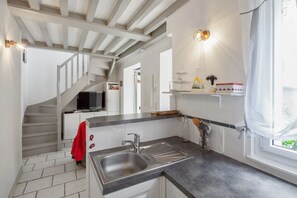 Fridge, microwave, oven, stovetop - Homerez - Charming House near Sainte Catherine (Honfleur)
