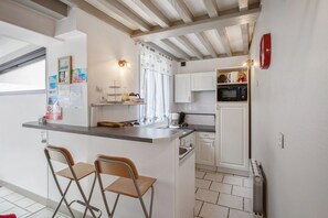 Fridge, microwave, oven, stovetop - Homerez - Charming House near Sainte Catherine (Honfleur)