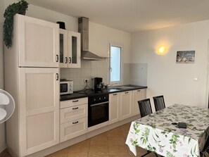 Fridge, oven, stovetop, dishwasher