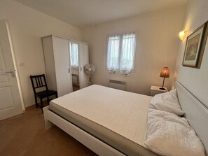 2 slaapkamers, een strijkplank/strijkijzer