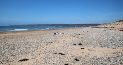 Semi-detached house in the heart of La Hague, pets allowed