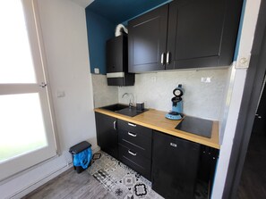 Køleskab, kogeplade, kaffe-/temaskine, brødrister