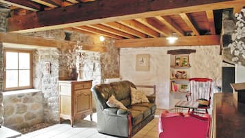 Televisión, chimenea, reproductor de DVD y estéreo