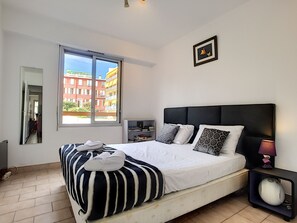 1 chambre, bureau, fer et planche Ă repasser