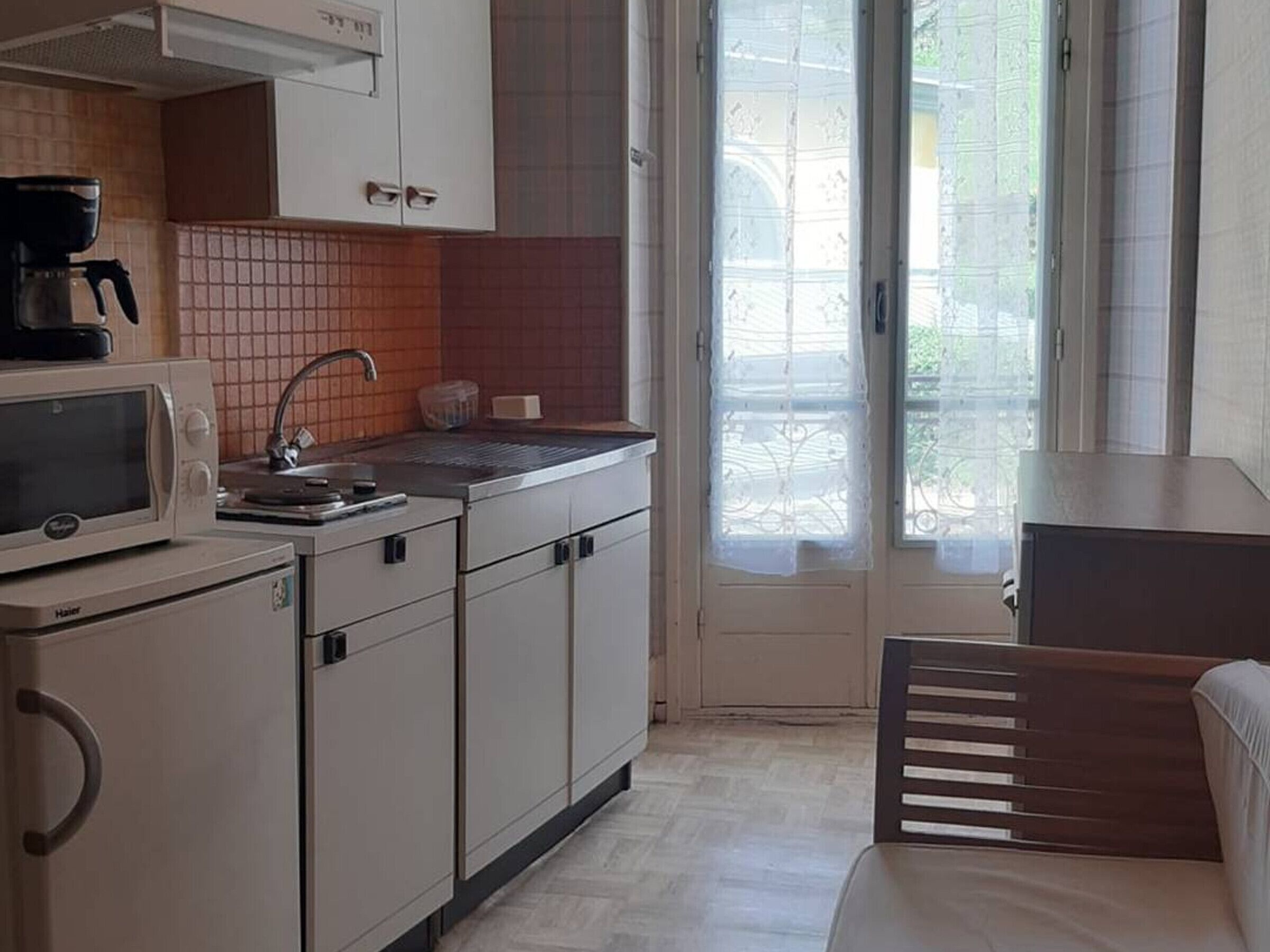 Een koelkast, een microgolfoven, een kookplaat, een broodrooster