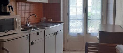 Kühlschrank, Mikrowelle, Herdplatte, Toaster