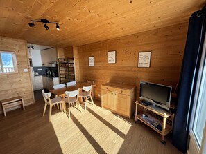 Dining - Cozy 2-Room Apartment for 6 with Balcony, Close to Lift - Alpe d'Huez (Huez)