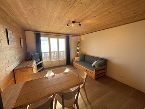 TV - Cozy 2-Room Apartment for 6 with Balcony, Close to Lift - Alpe d'Huez (Huez)