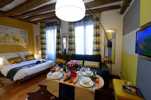 In-room safe, iron/ironing board, free WiFi, bed sheets