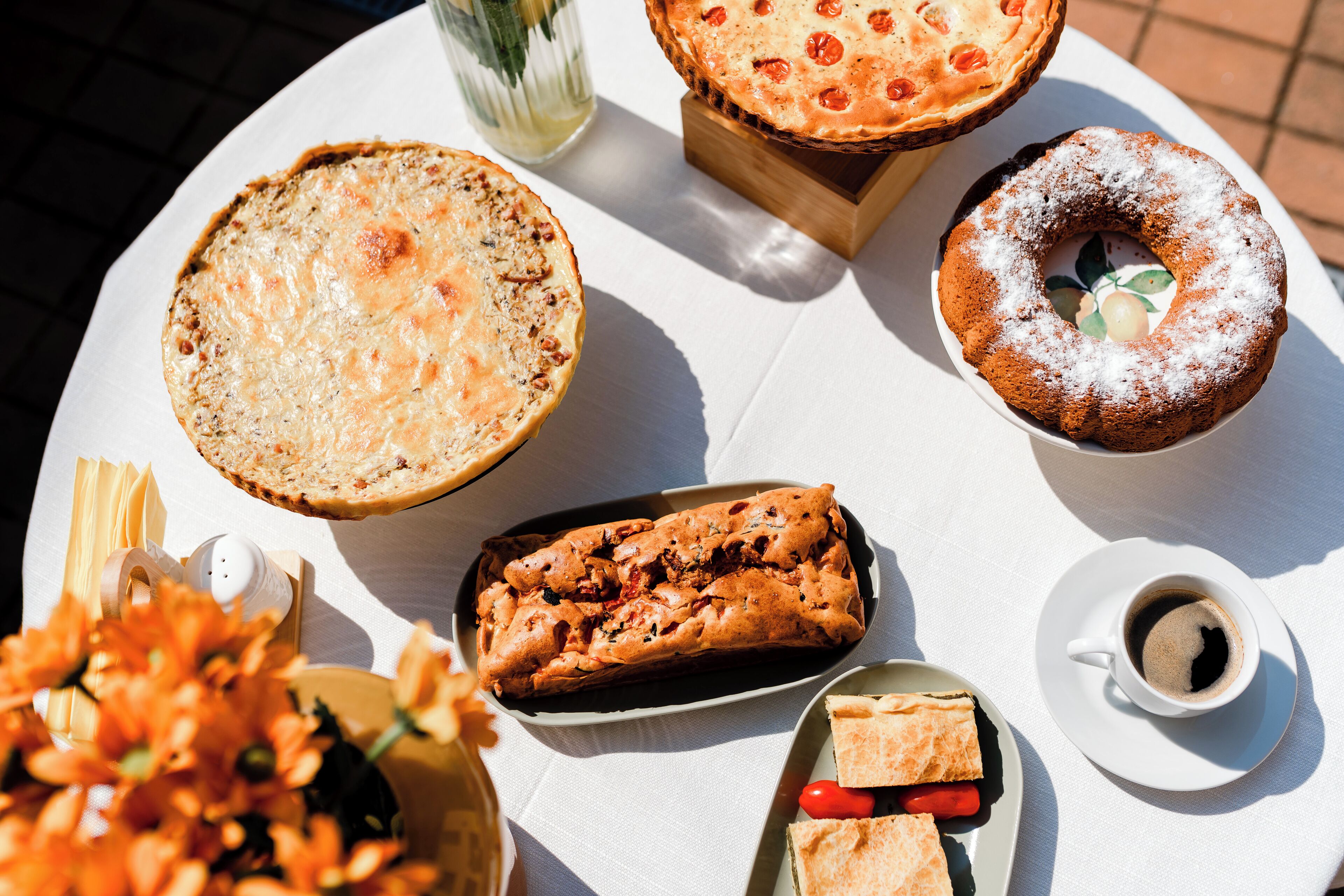 Petit déjeuner buffet (12 EUR par personne)