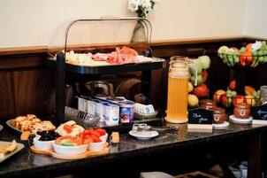 Frukostbuffé varje dag (EUR 12 per person)