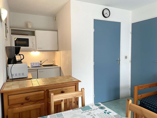 Fridge, microwave, oven, stovetop - Cozy 1BR Apartment Near Beach with Private Garage, Sleeps 3, Saint-Gilles-Croix-de-Vie (Saint-Gilles-Croix-de-Vie)