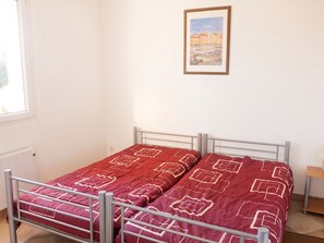 2 bedrooms, iron/ironing board, free WiFi