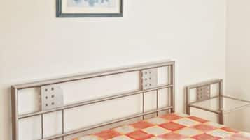2 bedrooms, iron/ironing board, internet